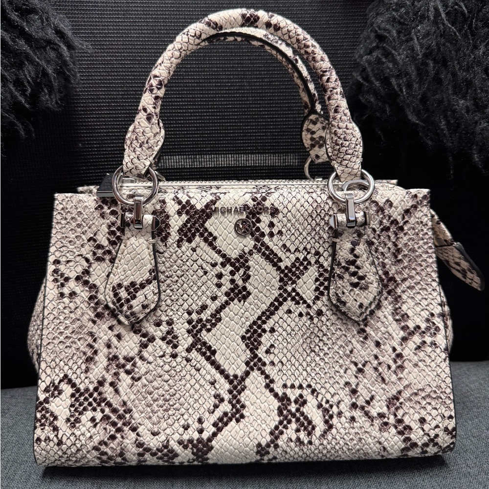 Adorable Michael Kors small satchel/crossbody
